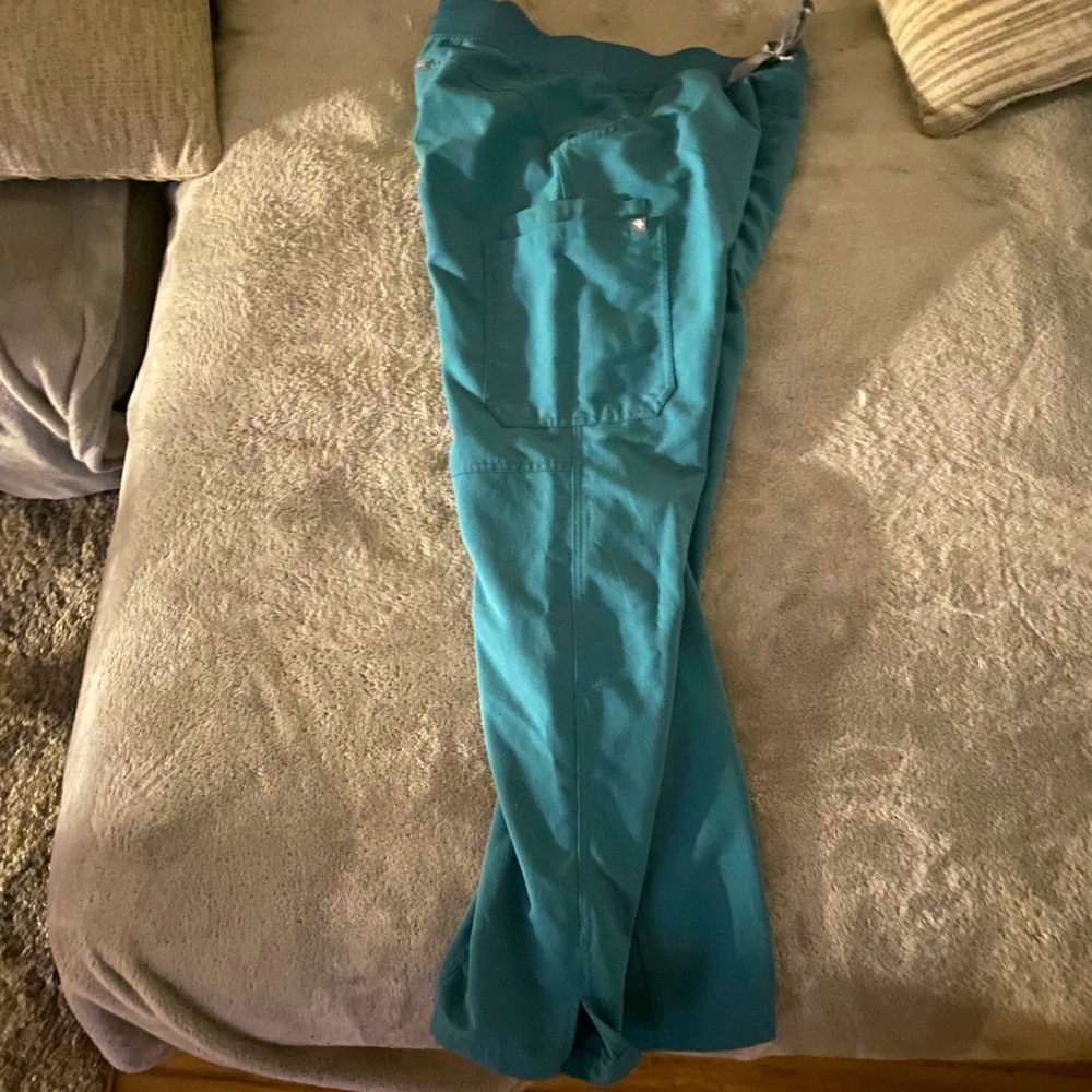 Figs sea foam kade scrub pants. Size Medium